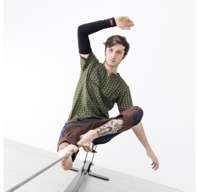 self-supporting structure with stretched wire and slackline